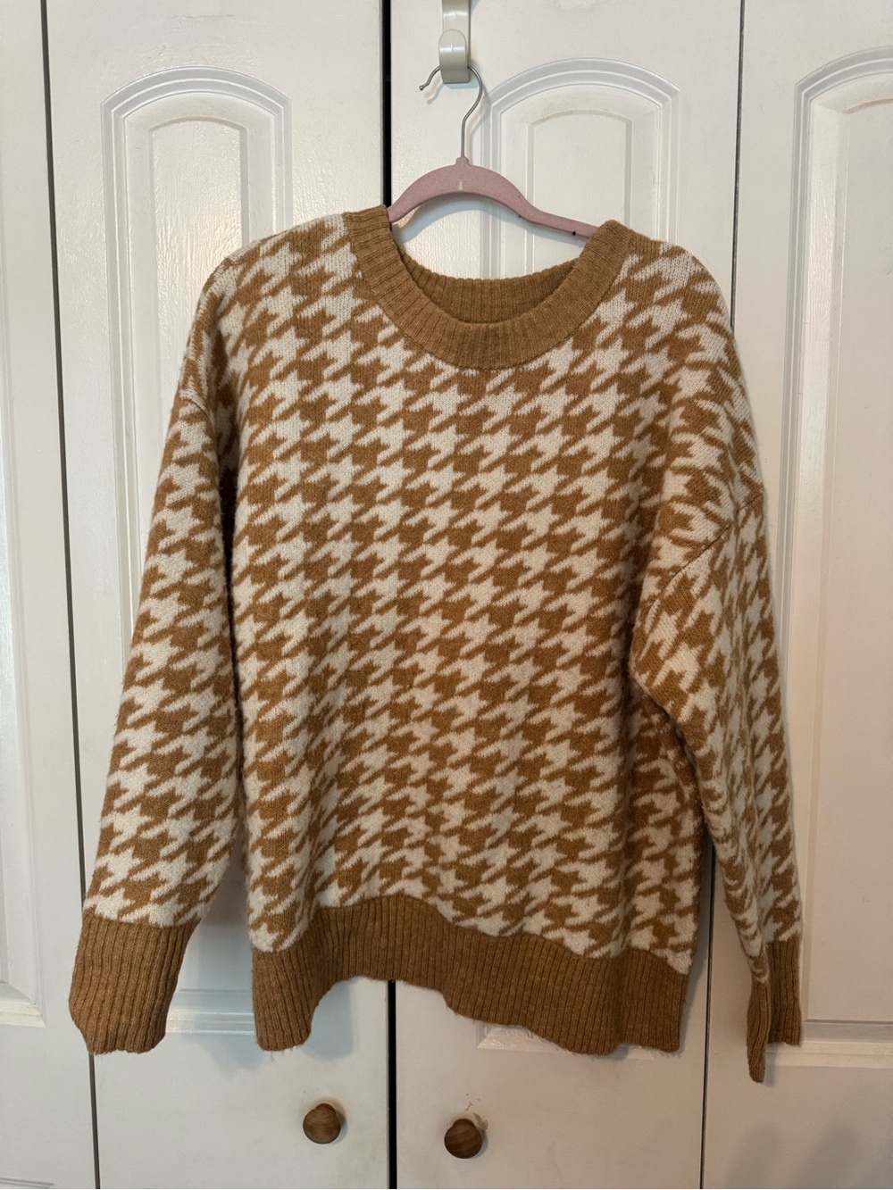 Ava & Viv Camel and Cream Houndstooth Crewneck Sweater